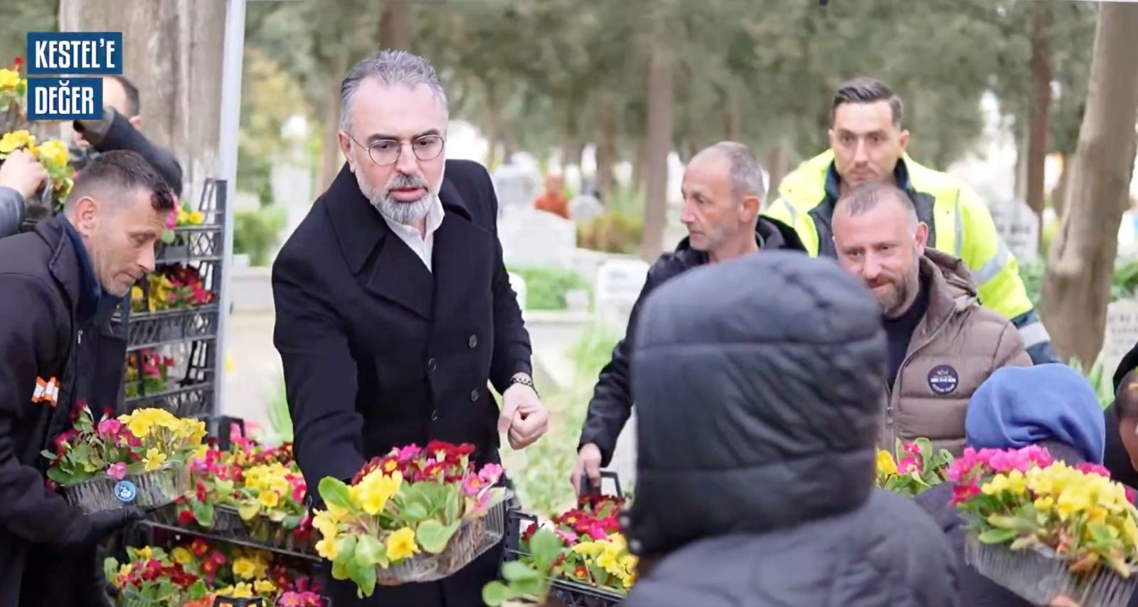 MEZARLIKLARDA ÇİÇEK DAĞITIMI VE FİDAN DİKİMİNE DEVAM EDİYORUZ