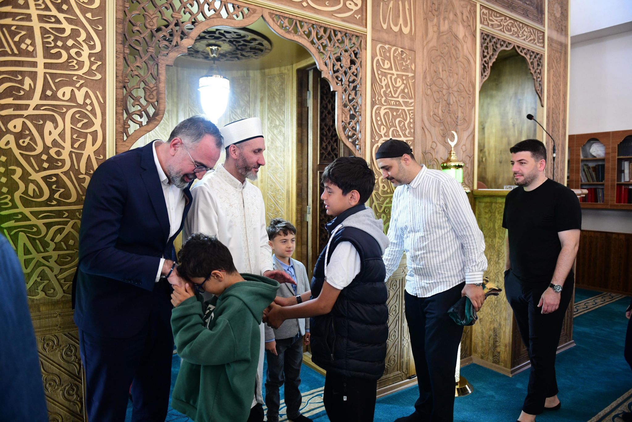 Hacı Selahattin Yıldız Camii’nde hemşehrilerimizle bir araya gelerek bayram namazımızı eda ettik